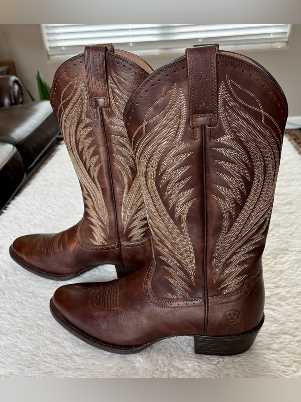 Ariat Brown Leather w/ Embroidered accent Western Cowboys Boots size 10 D